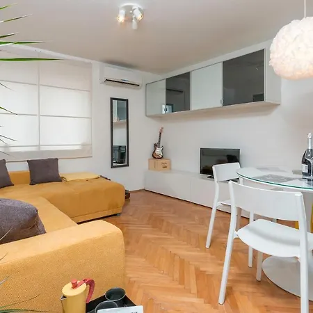 Apartment Black Queen Pula