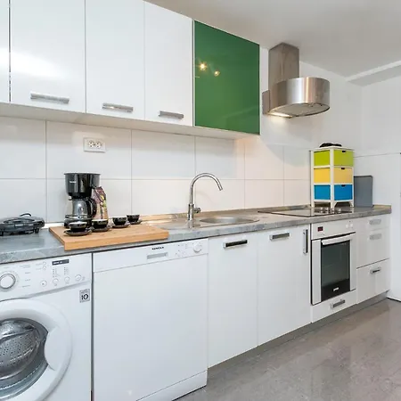 Black Queen Apartment Pula