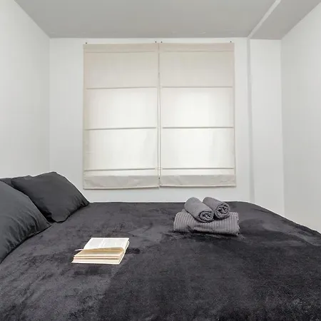 Apartment Black Queen