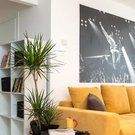 Apartment Black Queen