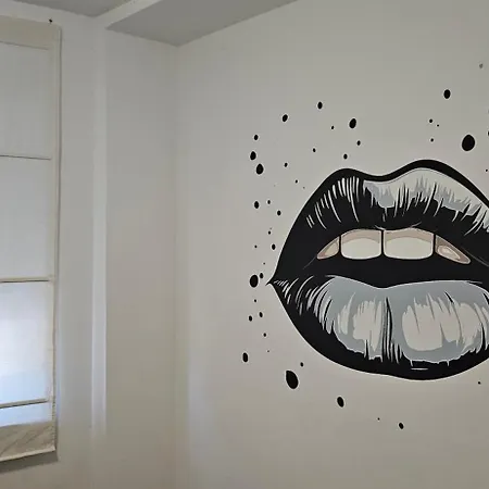 Apartment Black Queen