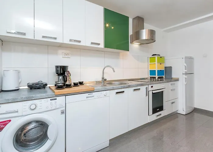 Black Queen Apartment Pula